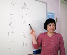 foto de prof. Reiko hace clase de japones